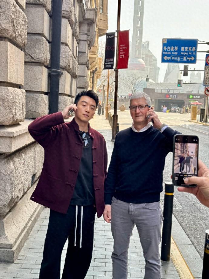 苹果CEO库克现身上海称在中国销量下滑背景不大